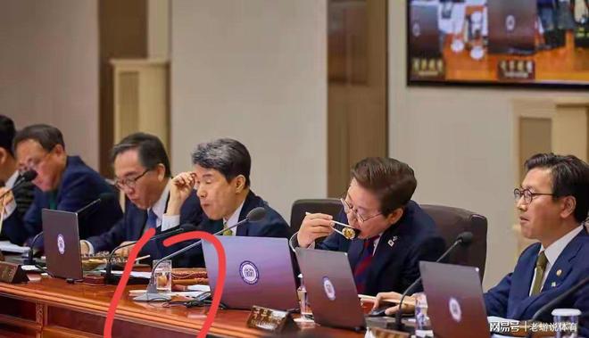 李在明工作辛苦不回家金惠景青瓦台探夫桌上茶杯太刺眼